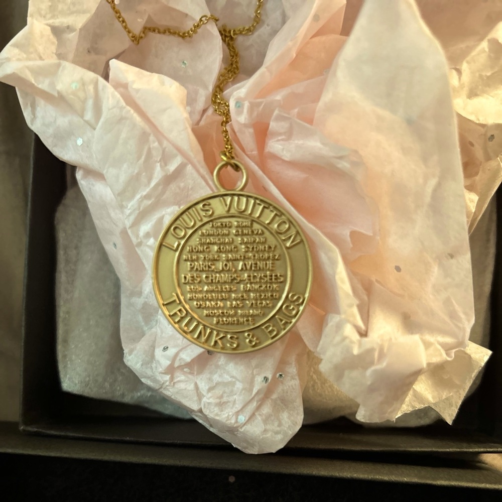 NWOT Louis Vuitton Gold Trunks and Bags 20” gold necklace